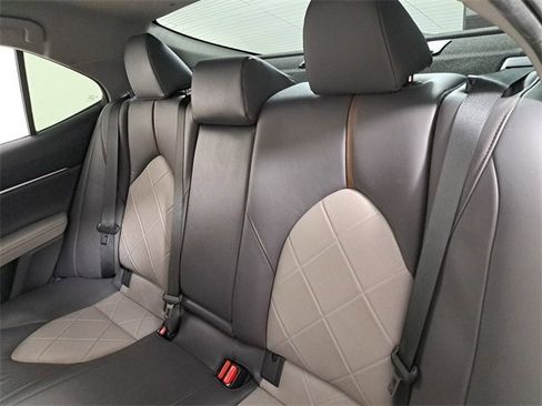 Used 2019 Toyota Camry XLE image 12