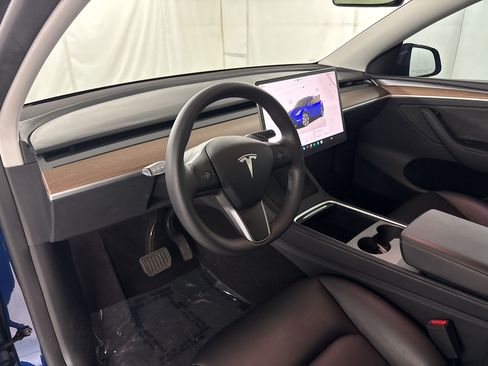 Used 2024 Tesla Model Y Long Range AWD/4WD image 4