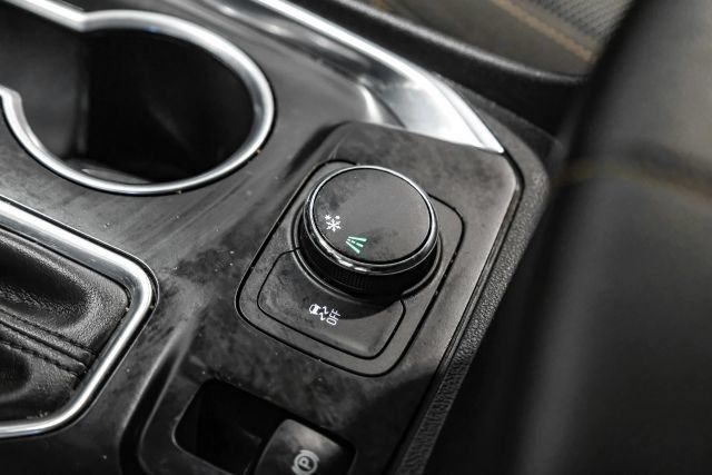 Used 2020 Chevrolet Traverse LT FWD image 26