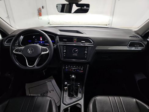 Used 2022 Volkswagen Tiguan SE w/ Panoramic Sunroof Package FWD image 8