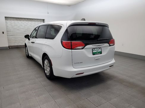 Used 2020 Chrysler Voyager L FWD image 5