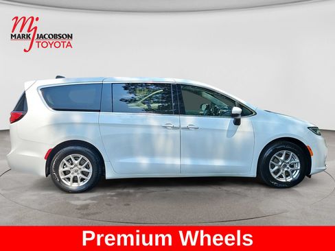 Used 2023 Chrysler Pacifica Touring-L FWD image 7