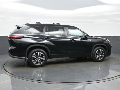 Used 2023 Toyota Highlander XLE AWD/4WD image 6