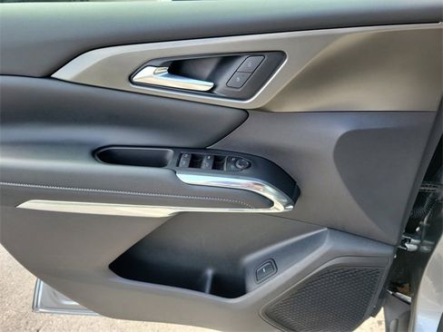 Used 2025 Chevrolet Traverse LT image 15