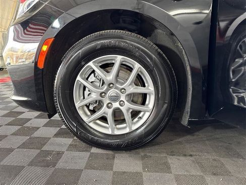 Used 2024 Chrysler Pacifica Touring-L image 29
