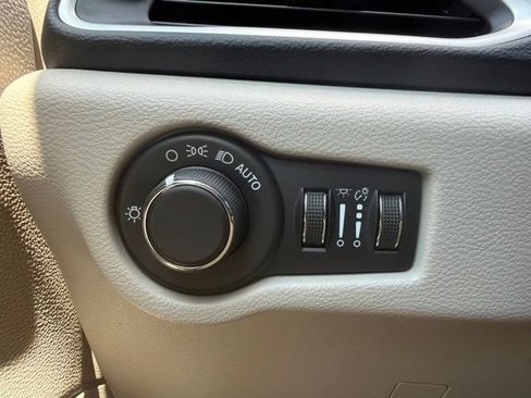 Used 2022 Chrysler Voyager LX FWD image 27