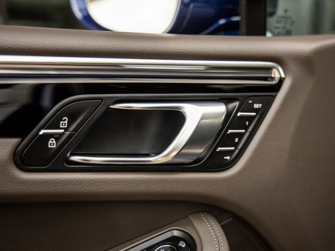 Certified 2025 Porsche Macan image 23