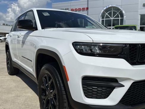 New 2025 Jeep Grand Cherokee Altitude image 17