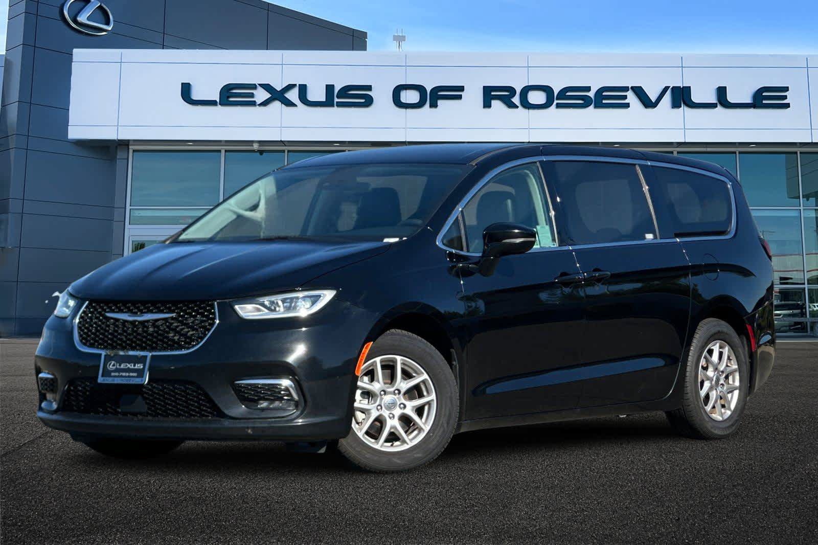Used 2024 Chrysler Pacifica Touring-L FWD image 1