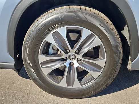 Used 2022 Toyota Highlander XLE FWD image 10