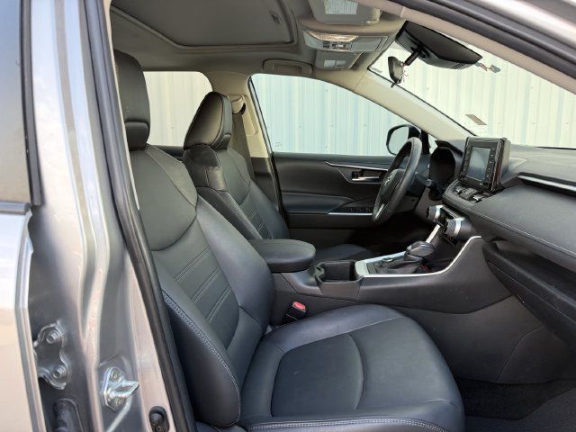 Used 2022 Toyota RAV4 XLE Premium AWD/4WD image 31