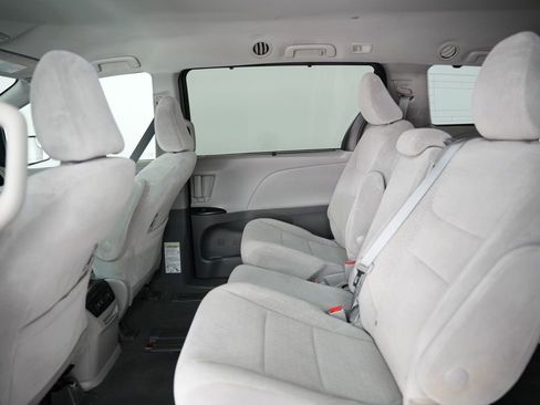 Used 2020 Toyota Sienna LE FWD image 34