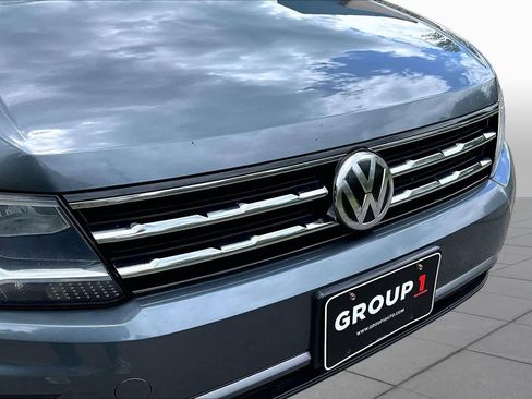 Used 2020 Volkswagen Tiguan SE w/ Panoramic Sunroof Package AWD/4WD image 32
