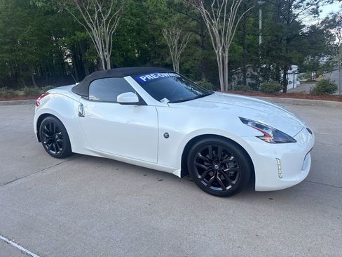 Used 2019 Nissan 370Z Touring RWD image 3