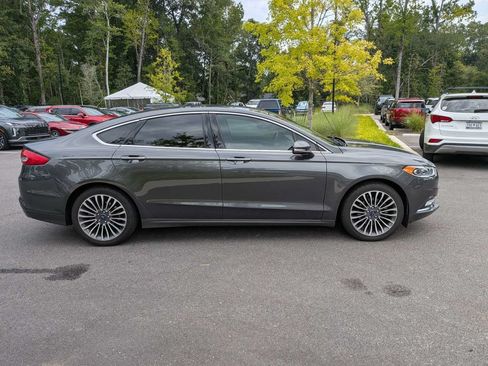 Used 2017 Ford Fusion SE w/ Fusion SE Technology Package FWD image 3