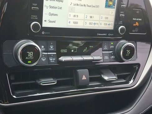 Used 2021 Toyota Highlander LE FWD image 15