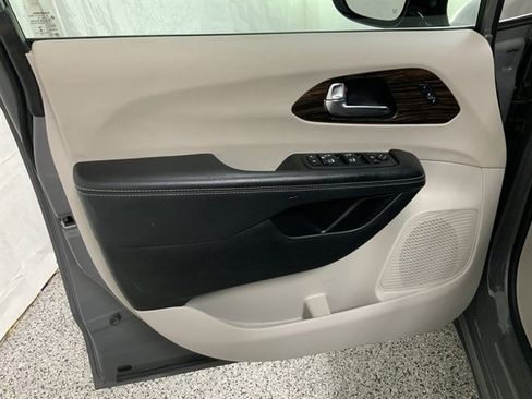 Used 2023 Chrysler Pacifica Limited image 18