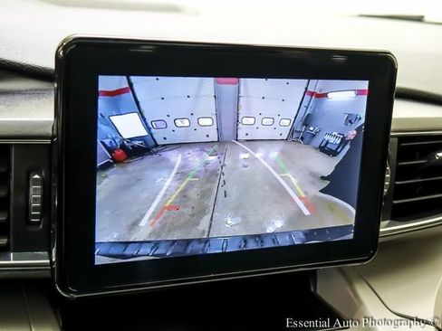 Used 2024 Ford Explorer XLT w/ Equipment Group 202A AWD/4WD image 18