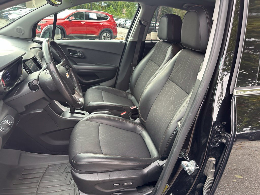 Used 2020 Chevrolet Trax LT w/ LT Convenience Package FWD image 13