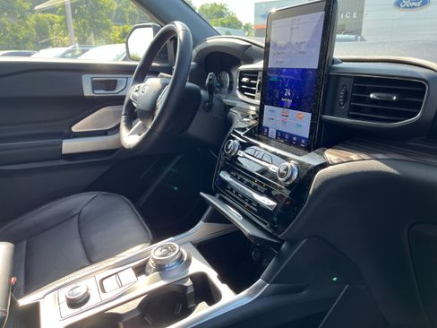 Used 2023 Ford Explorer Limited w/ Limited Technology Package AWD/4WD image 16