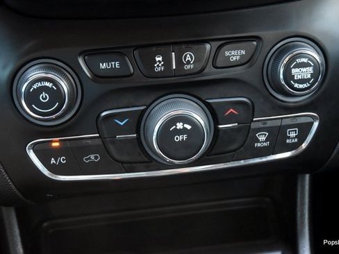 Used 2019 Jeep Cherokee Latitude w/ Popular Appearance Group image 17