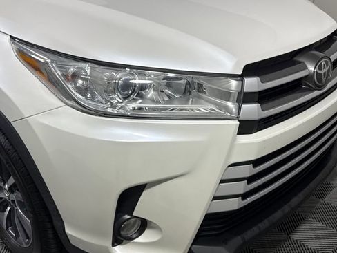Used 2019 Toyota Highlander XLE AWD/4WD image 14