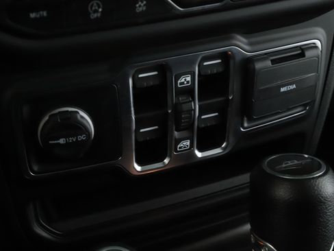 Used 2022 Jeep Gladiator Sport image 15