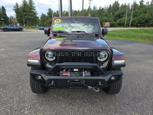 Used 2024 Jeep Wrangler Unlimited Sahara w/ Technology Group AWD/4WD image 2