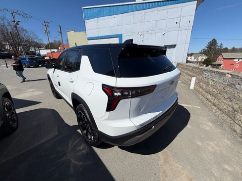 New 2026 Chevrolet Equinox LT image 3