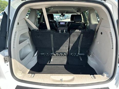 Used 2024 Chrysler Pacifica Touring-L FWD image 5
