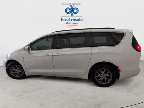Used 2022 Chrysler Pacifica Touring image 3