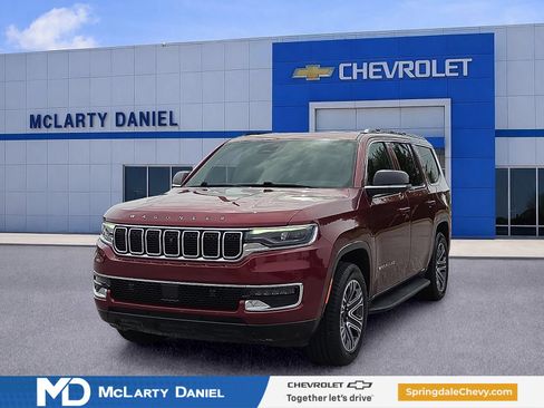 Used 2023 Jeep Wagoneer 4WD w/ Premium Group I image 2