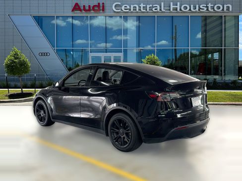 Used 2022 Tesla Model Y Long Range image 3