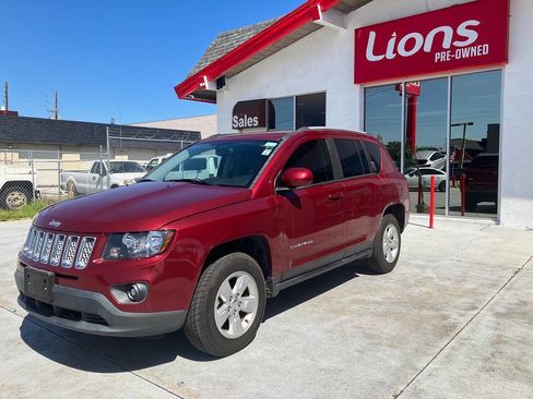 Used 2017 Jeep Compass Latitude image 2