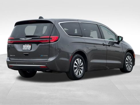Used 2023 Chrysler Pacifica Touring-L FWD image 5