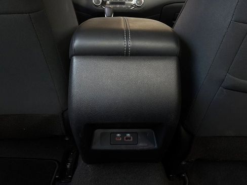 Used 2025 Nissan Altima 2.5 SV FWD image 12