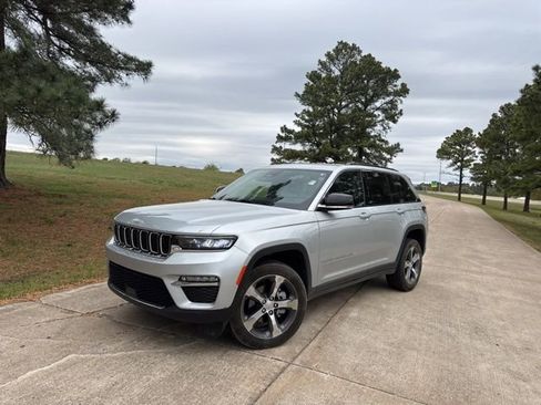 Used 2024 Jeep Grand Cherokee Limited image 4
