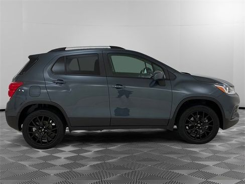 Used 2022 Chevrolet Trax LT w/ Driver Confidence Package image 2