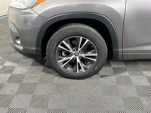 Used 2018 Toyota Highlander LE FWD image 11