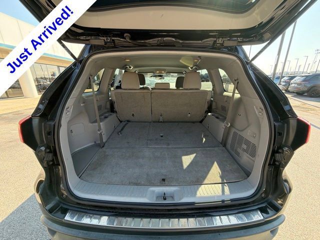 Used 2018 Toyota Highlander LE FWD image 22