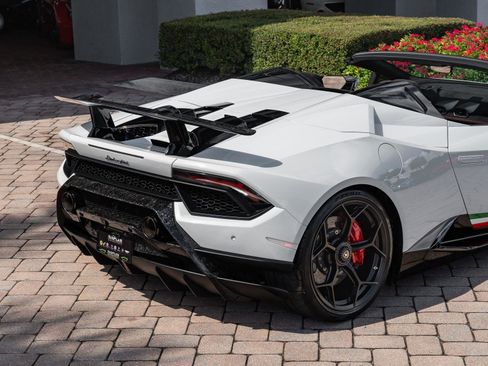 Used 2018 Lamborghini Huracan Performante image 3