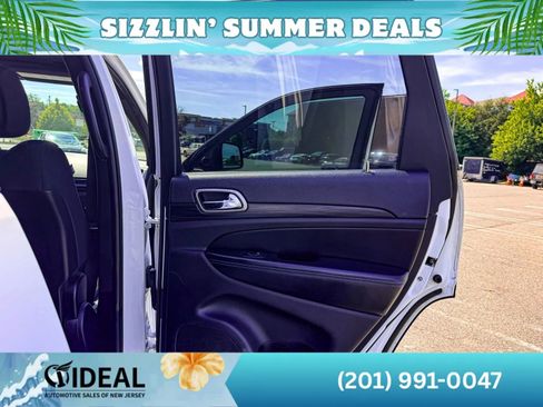 Used 2019 Jeep Grand Cherokee Laredo AWD/4WD image 15