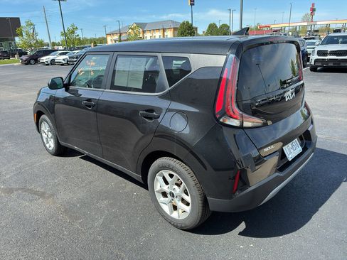 Used 2025 Kia Soul LX w/ LX Technology Package FWD image 4