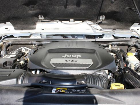 Used 2018 Jeep Wrangler Unlimited Sahara w/ Connectivity Group image 36