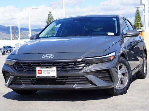 Used 2025 Hyundai Elantra SE image 3