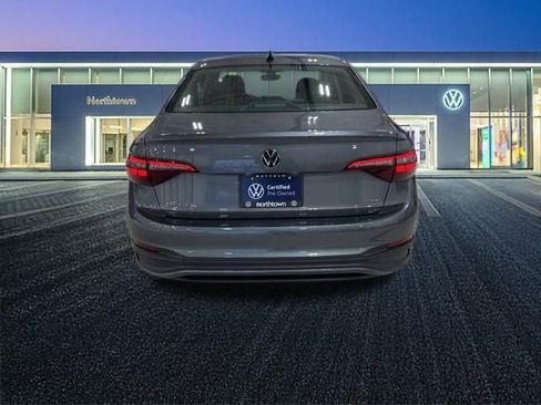 Certified 2022 Volkswagen Jetta SE image 5