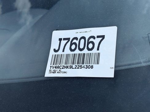 Used 2020 Volvo XC40 T4 Momentum w/ Protection Package Premier image 32