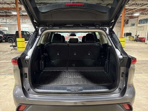 Used 2023 Toyota Highlander XLE AWD/4WD image 11
