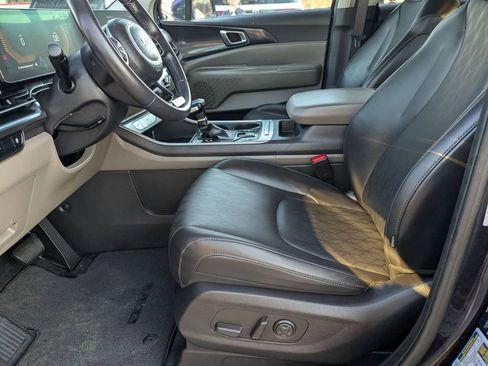 Used 2025 Kia Carnival image 11