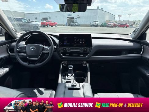 Used 2025 Toyota Grand Highlander AWD image 15